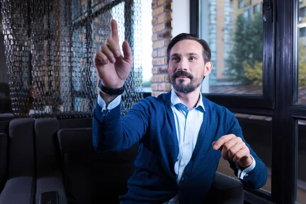 Homme appréciant le travail avec la technologie moderne — Photo