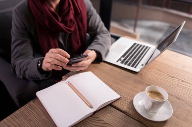 Akıllı telefon kullanan adam