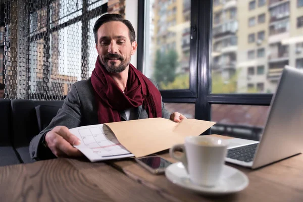 Hombre poniendo un calendario en el sobre — Foto de Stock