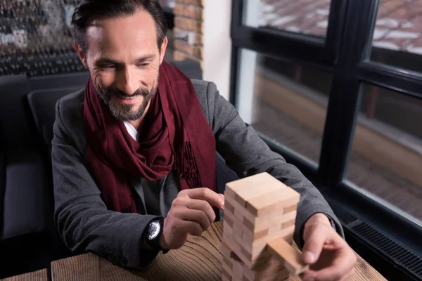 Homme jouant jenga — Photo