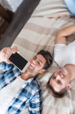 gay çift yatak odasında selfie yapma