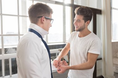 adam elbise erkek genç arkadaşı yardım