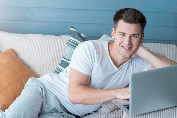 Uśmiechnięty mężczyzna młody za pomocą laptopa. — Zdjęcie stockowe