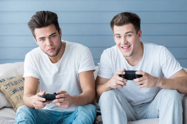 Hommes jouant ensemble console jeux . — Photo