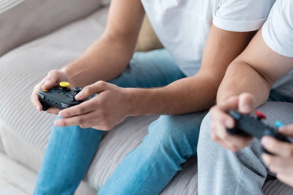 Amigos masculinos jugando juegos de consola . — Foto de Stock