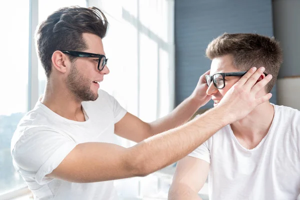 Vrolijke homo paar tijd samen doorbrengen. — Stockfoto