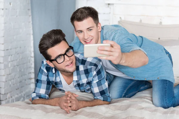 Pareja homosexual tomando selfies —  Fotos de Stock