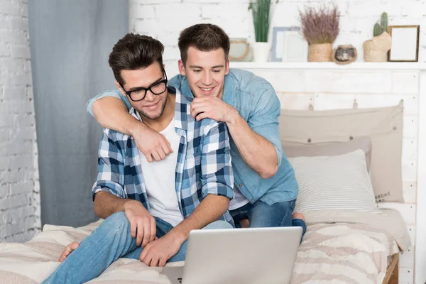 Pasangan gay menggunakan laptop . — Stok Foto