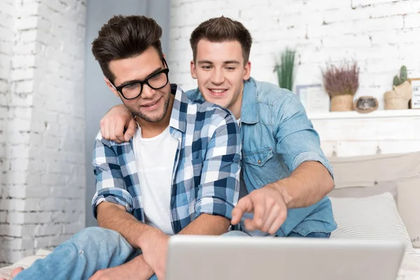 Pareja masculina usando una computadora portátil —  Fotos de Stock