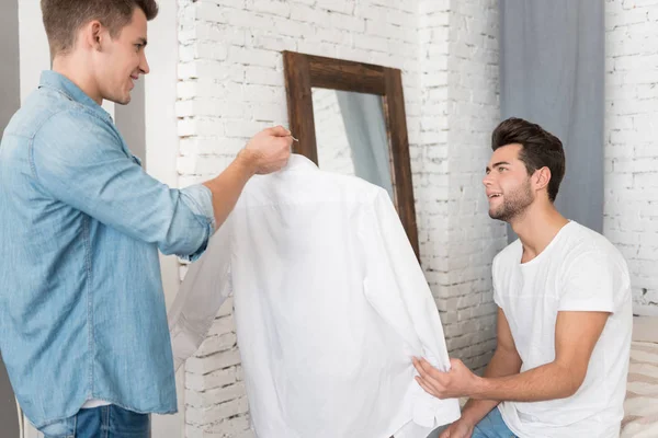 Hombre dando una camisa a su novio . — Foto de Stock