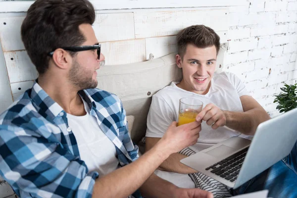 Gay couple boire jus dans chambre — Photo