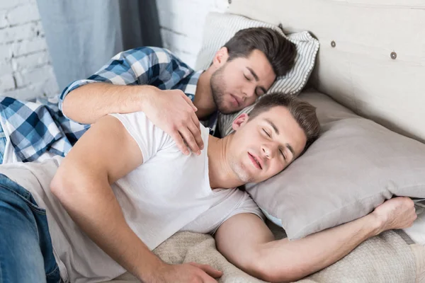Γκέι ζευγάρι κοιμάται μαζί στο κρεβάτι — Φωτογραφία Αρχείου
