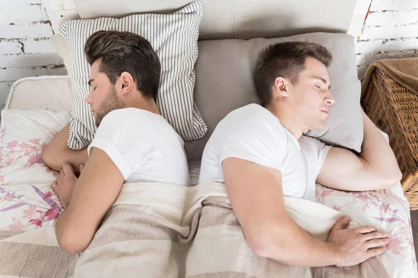 Pasangan gay manis tidur bersama — Stok Foto