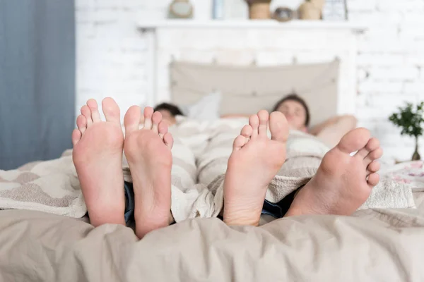 Gay pareja pies acostado en cama — Foto de Stock