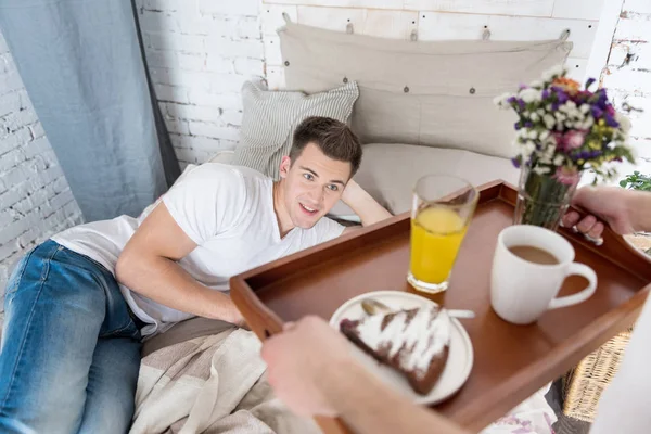 Homme recevant le petit déjeuner de son petit ami . — Photo