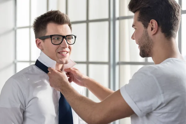 игра в парах завязывают по одной руке. бизнесмен завязывает шнурки. завязывать шнурки. мужчина завязывает шнурки. человек завязывает шнурки референс.