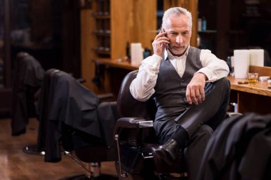 Cep telefonunda konuşan üst düzey iş oturan adam