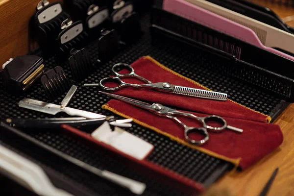 Draufsicht auf professionelle Friseurausrüstung — Stockfoto