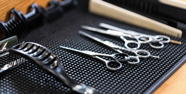 Вид зверху на професійне обладнання для перукарів — стокове фото