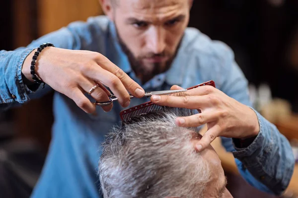 Close up of young male hairdresser cutting hair — Stock Photo, Image