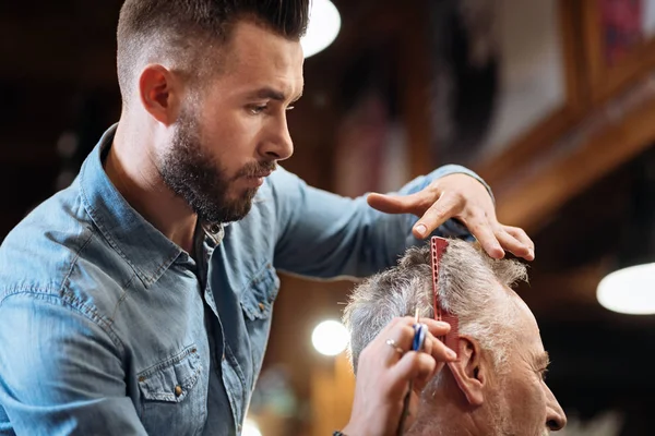 Låg vinkel av stilig frisören gör sitt jobb — Stockfoto