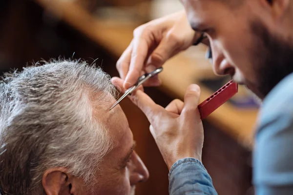 Friseur schneidet Knall von älterem Mann — Stockfoto