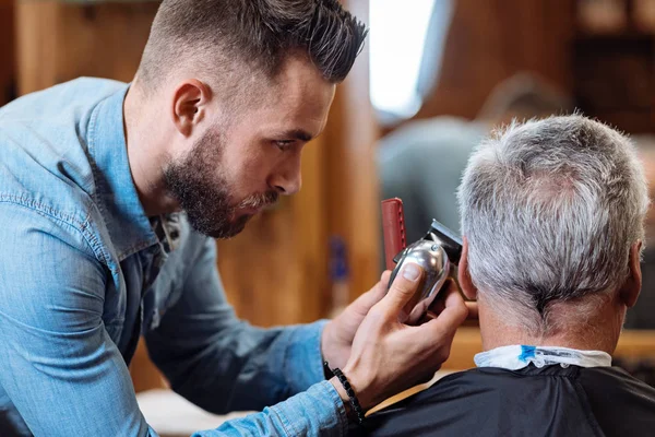 Κοντινό πλάνο hairstylist ανώτερος πελάτη ψαλίδισμα των τριχών — Φωτογραφία Αρχείου
