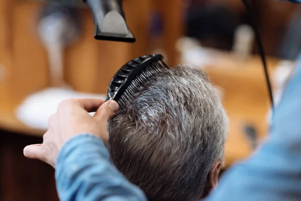 Close up de penteado de barbeiro e secagem por sopro — Fotografia de Stock