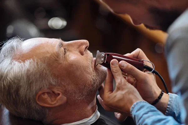Старик сбрил бороду парикмахером — стоковое фото