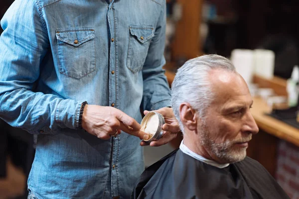 Barbeiro vai ao cabelo de estilo do cliente com gel — Fotografia de Stock