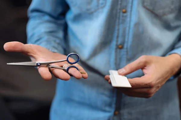 Close up of male barber holding scissors and comb — Stock Photo, Image