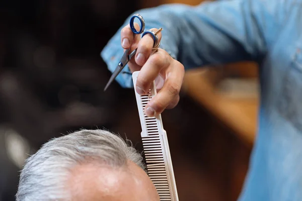 高级客户端梳头的理发师的特写 — 图库照片
