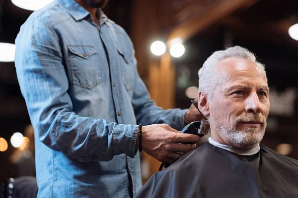 Close up barbiere taglio di capelli del vecchio — Foto Stock