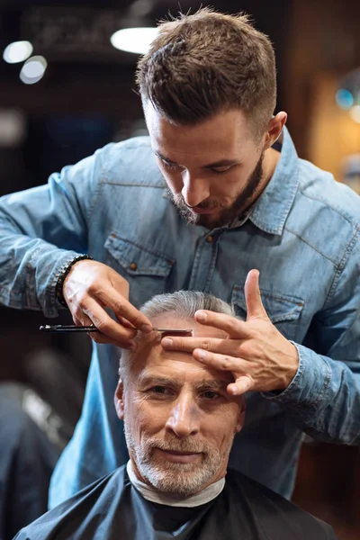 Barber cutting forehead hair with special knife — Stock Photo, Image
