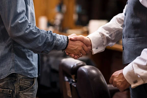 Gros plan de Deux hommes se serrant la main — Photo