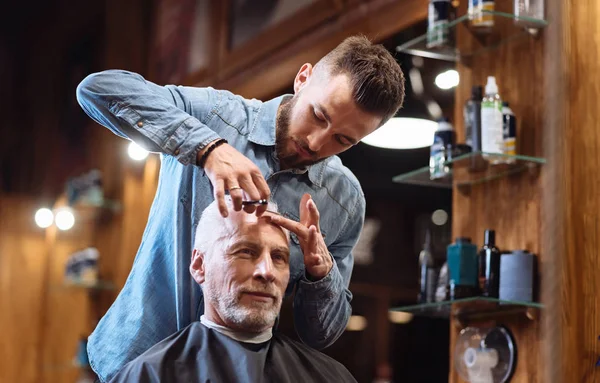 Homem cortando cabelo Fotografias de Banco de Imagens, Imagens Livres de Direitos Autorais Homem cortando cabelo | Depositphotos®