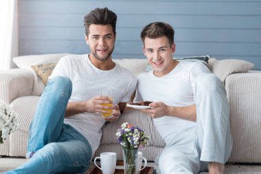 Erkek partnerleri yemek yiyorsunuz.