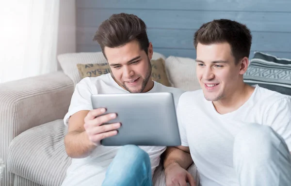 Двоє молодих красивих чоловіків використовують планшет . — стокове фото