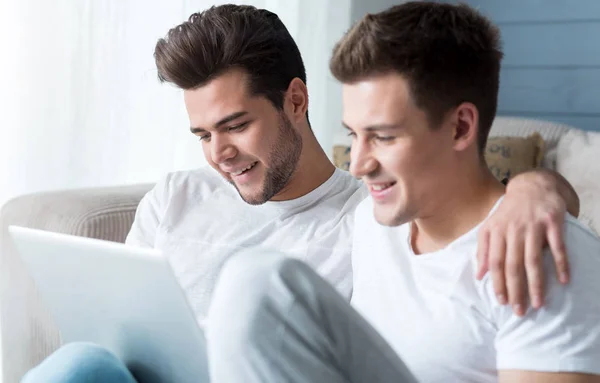 Емоційна гомосексуальна пара використовує ноутбук . — стокове фото