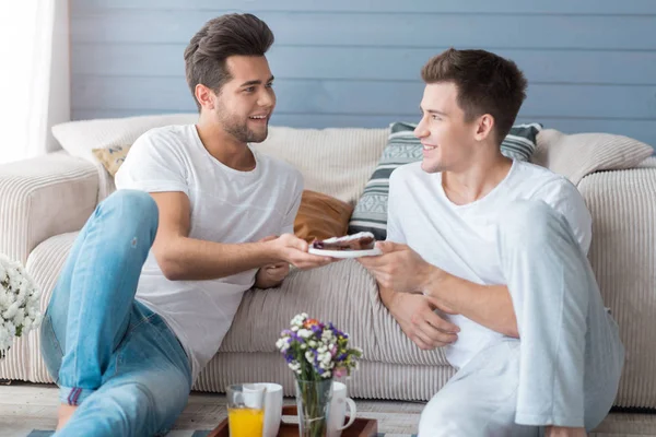 Gay paar delen een taart — Stockfoto