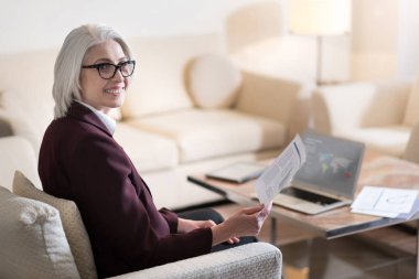 Neşeli işkadını çalışan