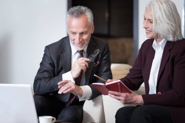 Neşeli işadamı işkadını ile bakış açıları paylaşımı