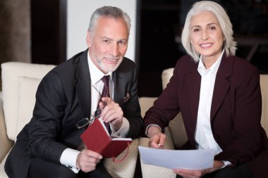 Gülümseyen iş ortakları proje tartışmaya dahil