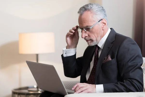 Homme d'affaires concentré travaillant avec l'ordinateur portable à l'hôtel — Photo