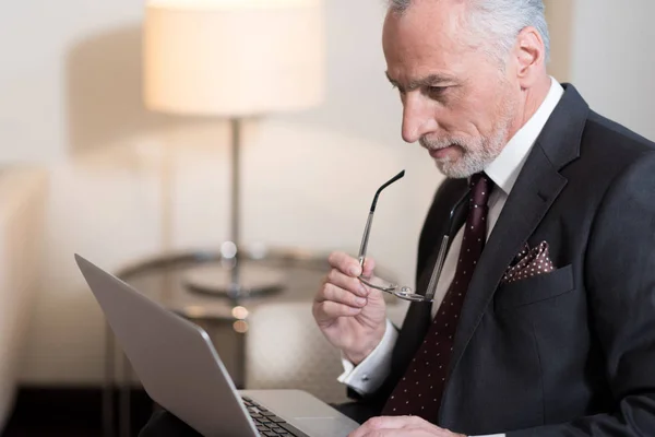 Deltar man som arbetar med laptop på projektet — Stockfoto