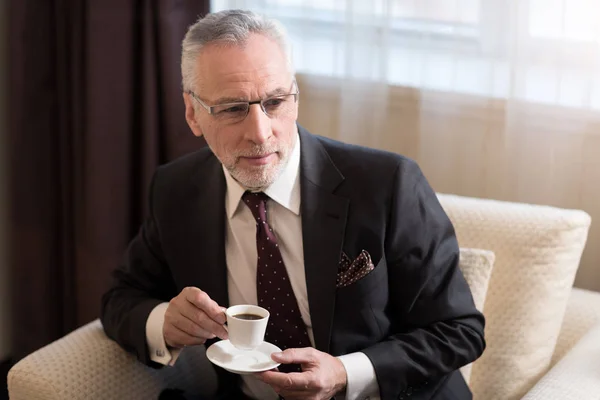 Encantado hombre de negocios barbudo tomando café en el hotel — Foto de Stock