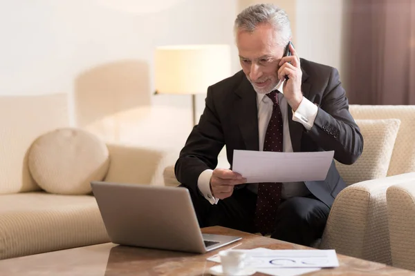 Encantado hombre de negocios hablando por teléfono en el hotel — Foto de Stock