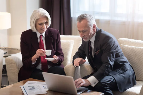 Aged businessman working with his colleague in the office — Stock Photo, Image