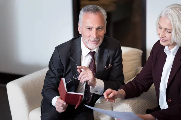 Hombre de negocios alegre compartiendo puntos de vista con la mujer de negocios —  Fotos de Stock