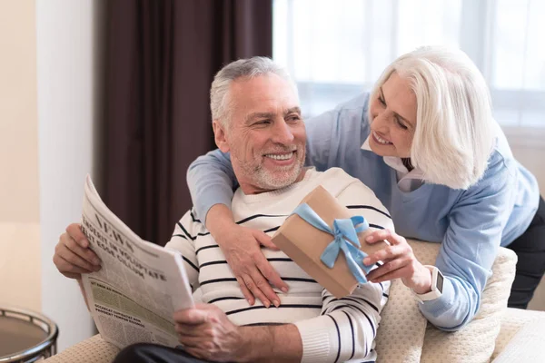 Feliz pareja de ancianos relajándose en casa — Foto de Stock